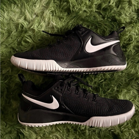 Nike Black & White Sneakers - Picture 4 of 5